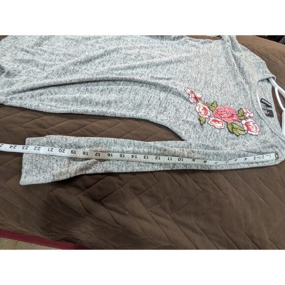 Grey long sleeve crew neck top w/pink embroidered applique by Kristen Nicole, M - Picture 7 of 7